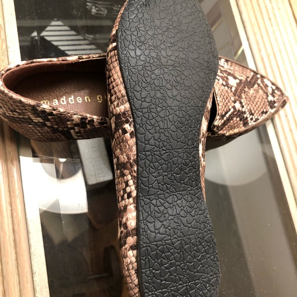 Madden Girl Henie Snakeskin flats - Picture 6 of 7